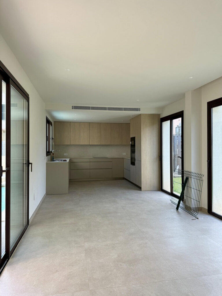 Offne Küche mit Wohnbereich im Eckhaus