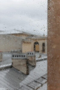 Fensterdichtungen und Türen bei Regen prüfen