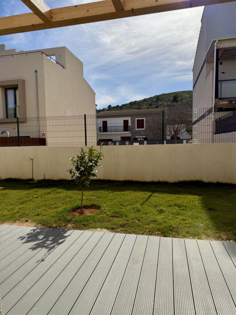 Blick von der Terrasse in den Garten