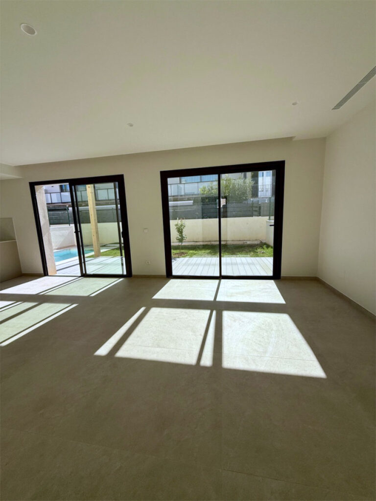 Blick aus dem Wohnzimmer auf die Terrasse