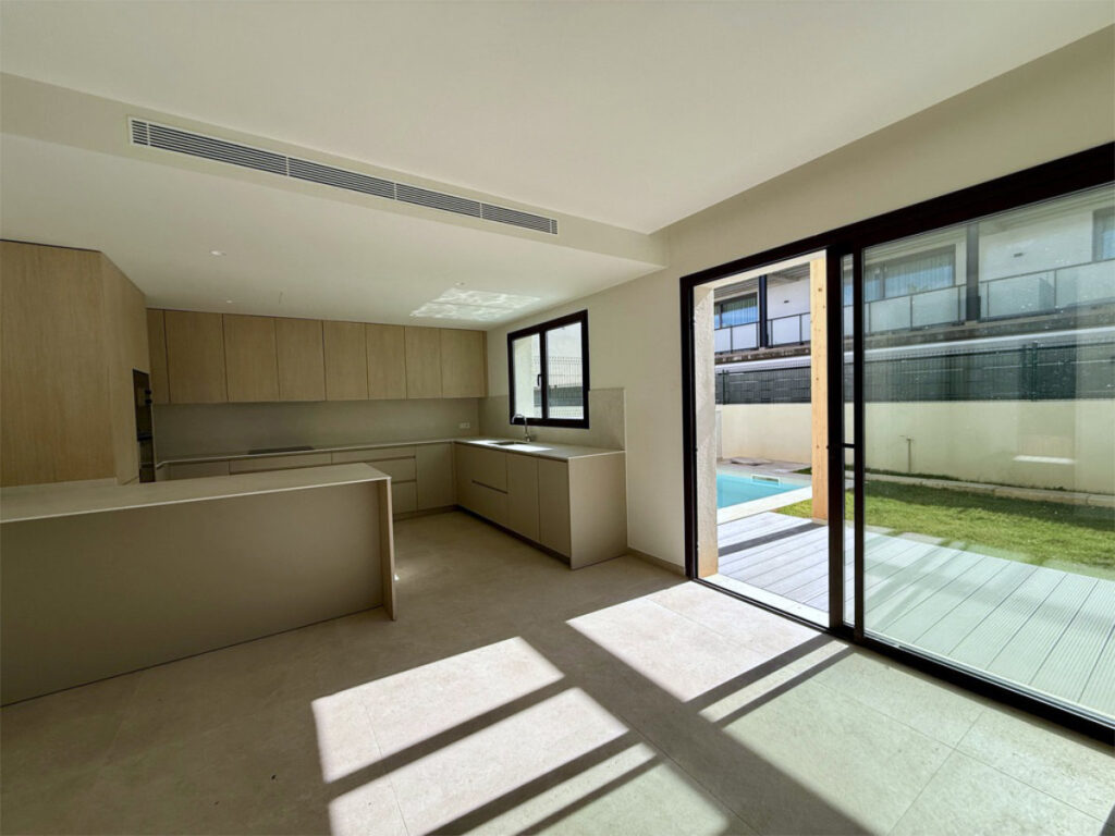 Blick vom Wohnzimmer in die Küche