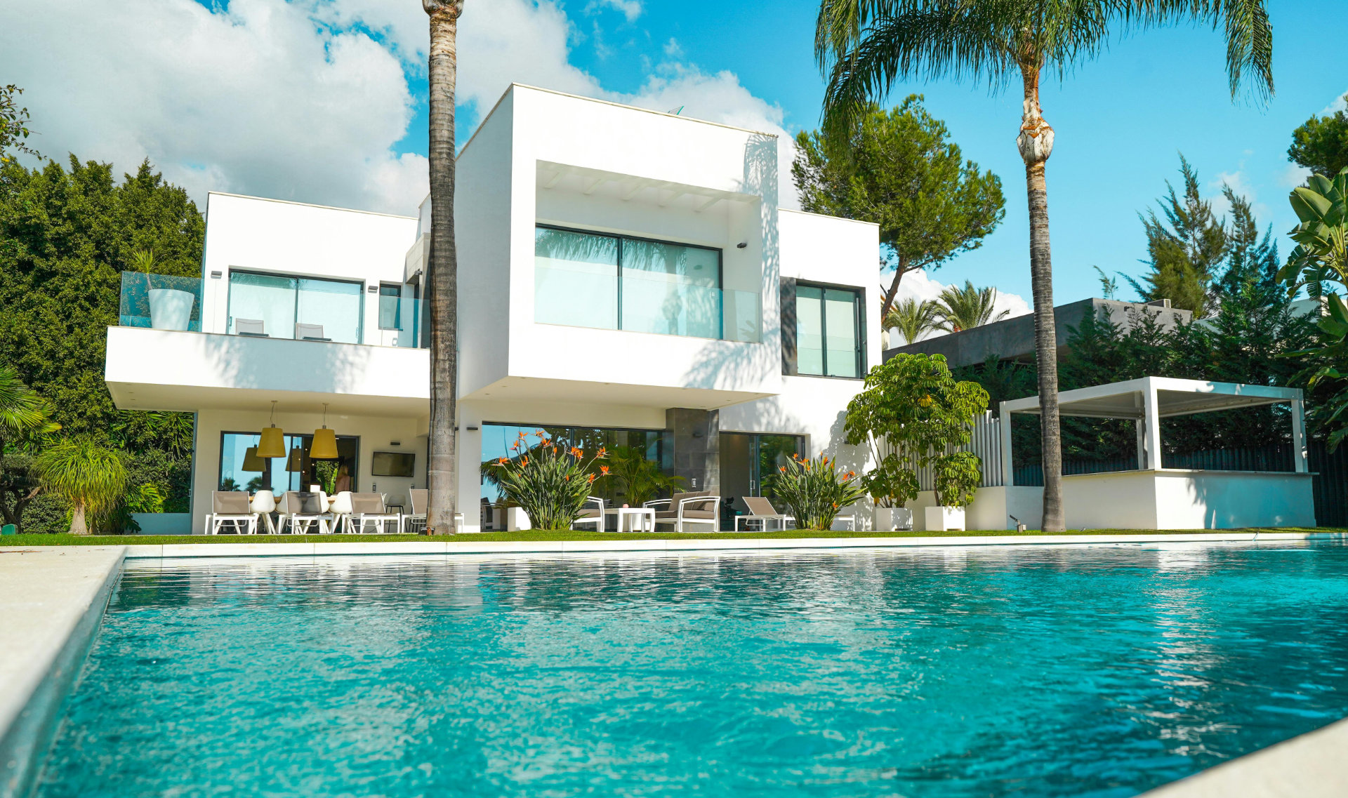 Poolreinigung im Ferienhaus auf Mallorca