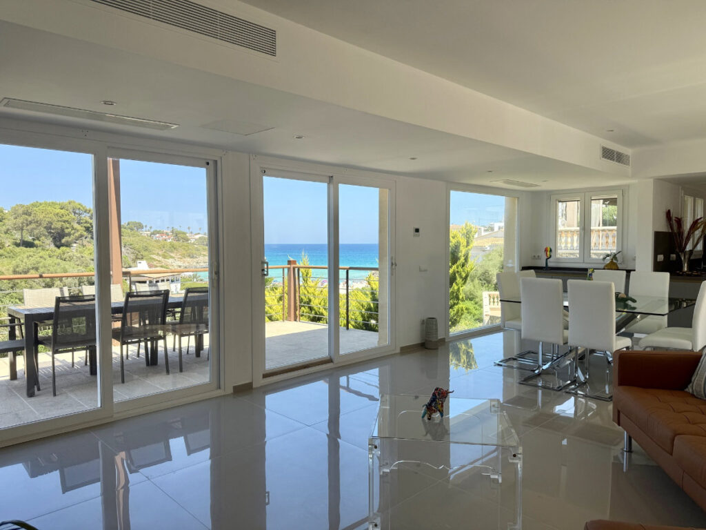 Spektakuläre Aussicht aus dem Wohnzimmer einer Verkaufsvilla auf Mallorca