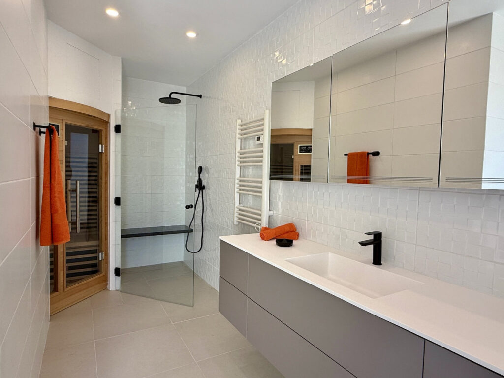 Luxuriöses En-Suite-Badezimmer mit Infrarotsauna in einer Villa auf Mallorca