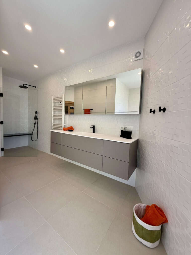 Hochwertiges En-Suite-Badezimmer einer Luxusimmobilie in Cala Mandia