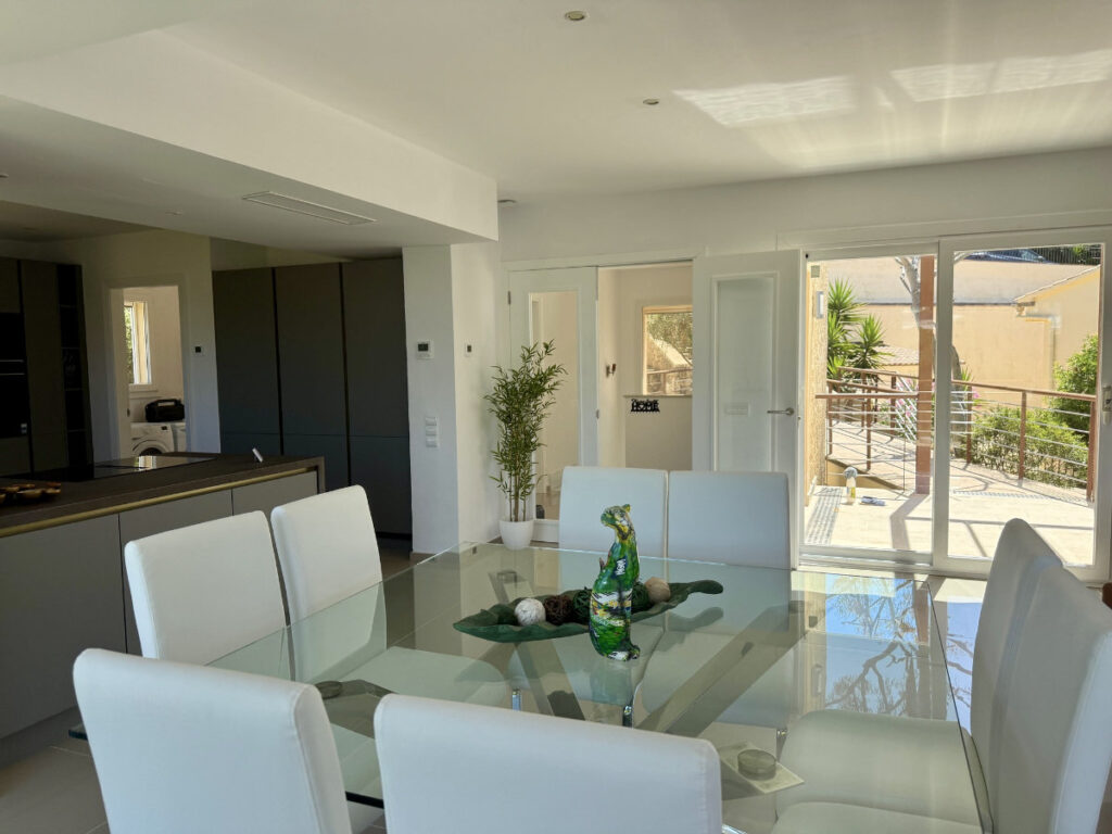 tilvoller Essbereich mit Meerblick in einer exklusiven Villa auf Mallorca