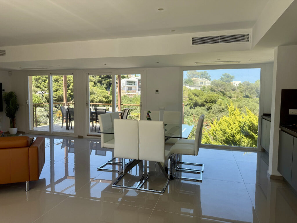 Wohnzimmer: Lichtdurchfluteter Wohnbereich einer exklusiven Villa auf Mallorca