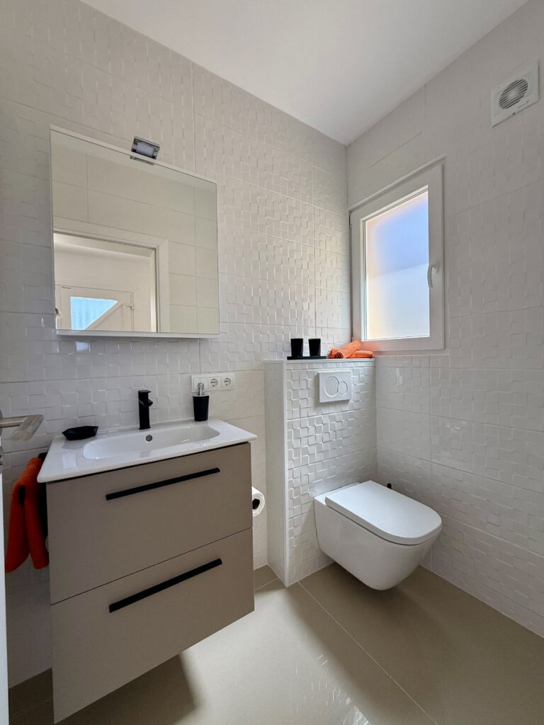 Modernes Gäste-WC in einer Premiumvilla in Cala Mandia