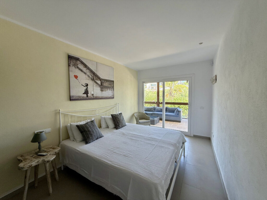 Helles Gästezimmer mit hochwertiger Ausstattung in einer Villa auf Mallorca