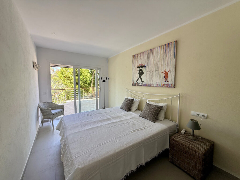 Modern eingerichtetes Gästezimmer einer Luxusimmobilie in Cala Mandia