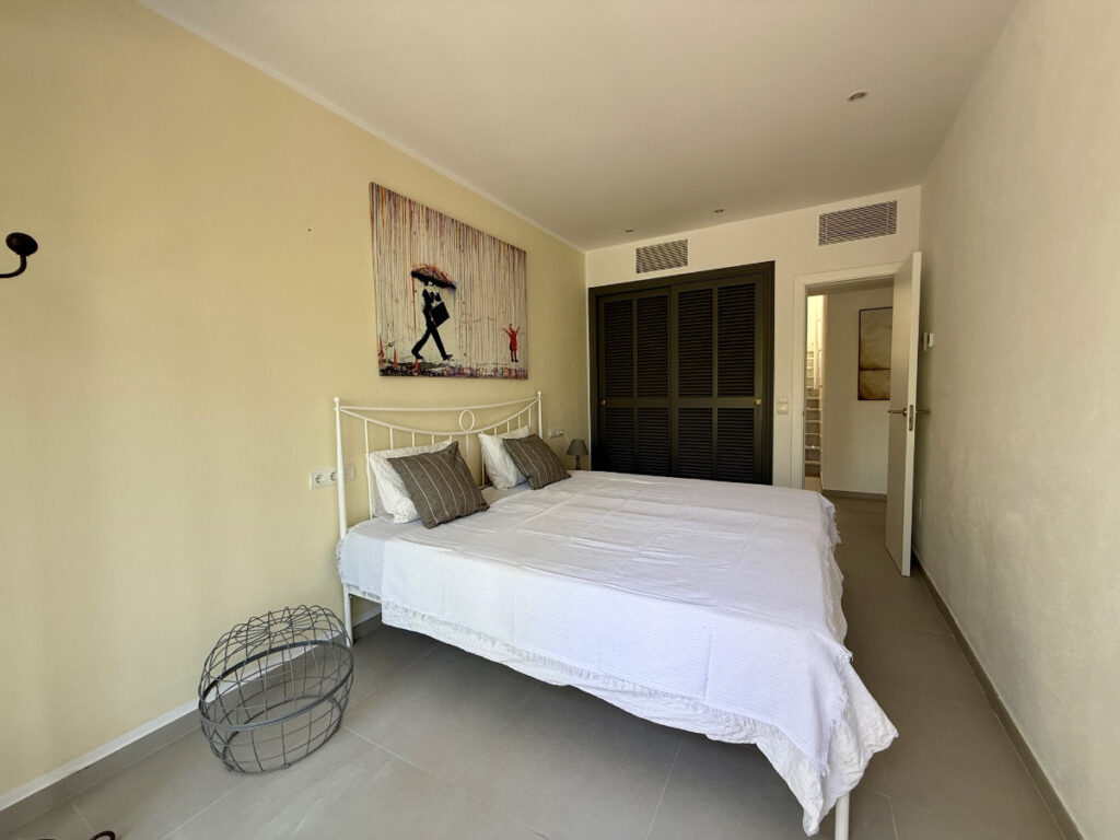 Komfortables Schlafzimmer für Gäste in einer exklusiven Immobilie auf Mallorca