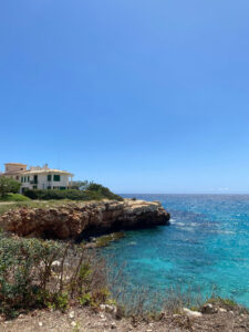 In Küstennähe entsteht häufig mehr Feuchtigkeit im Haus oder der Wohnung durch den Salzgehalt und die Nähe zum Meer auf Mallorca