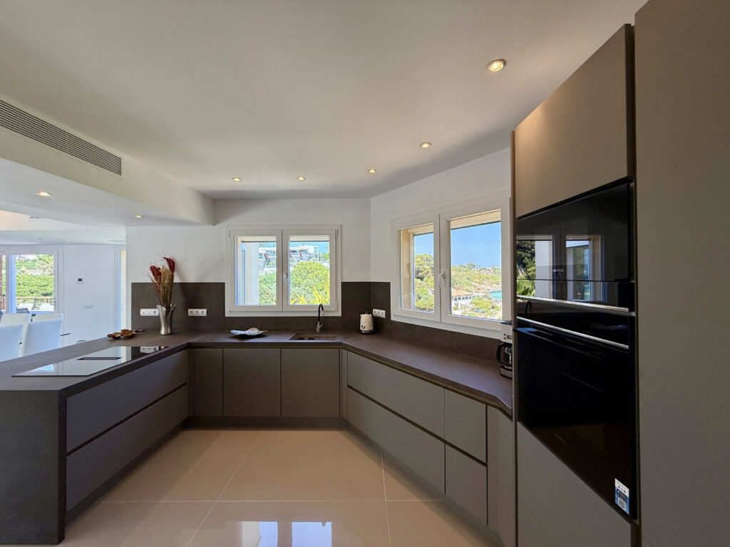 Exklusive Designküche einer Luxusvilla in Cala Mandia auf Mallorca