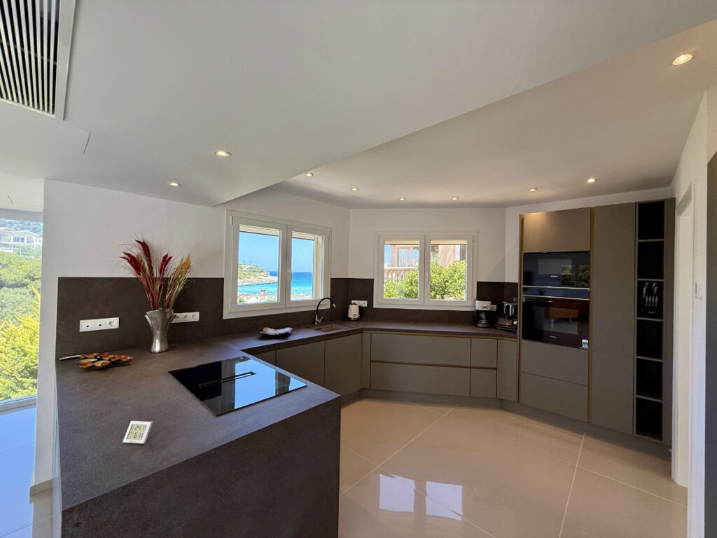 Moderne Einbauküche in einer Luxusimmobilie auf Mallorca