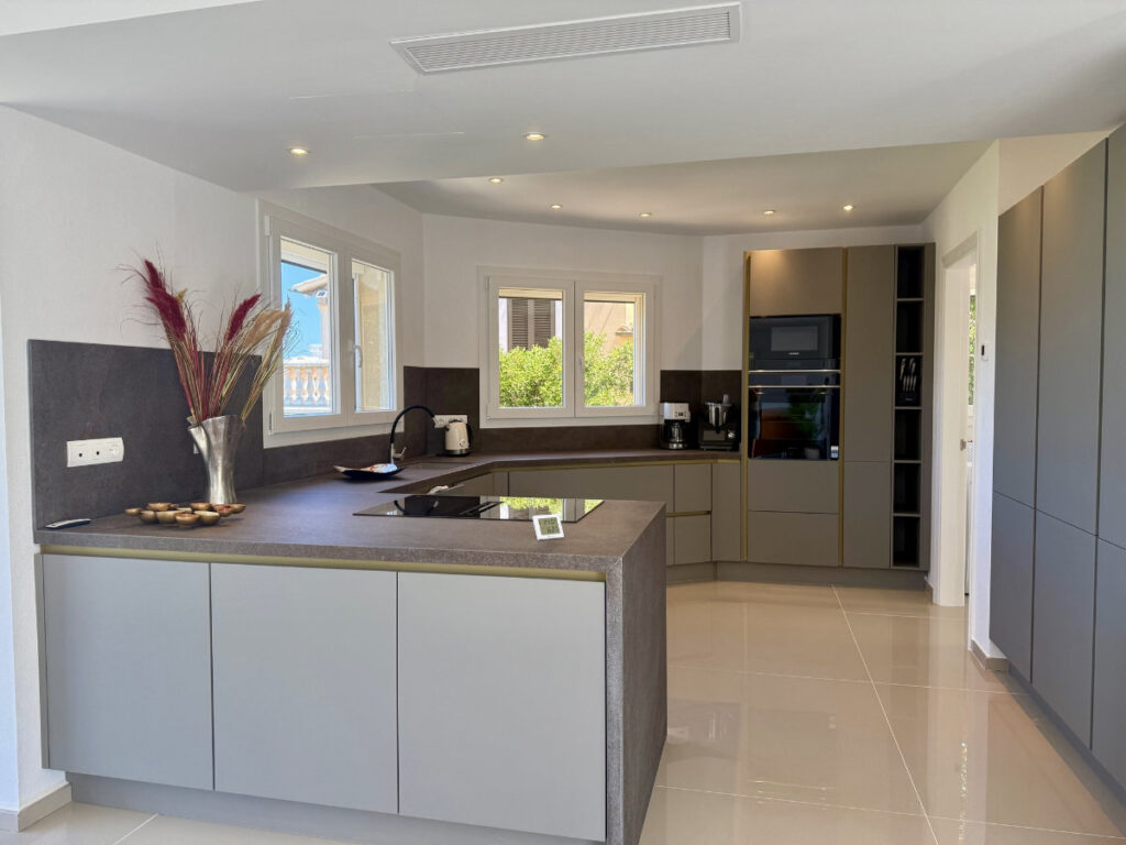 Offene Designküche einer Villa in erster Meereslinie auf Mallorca