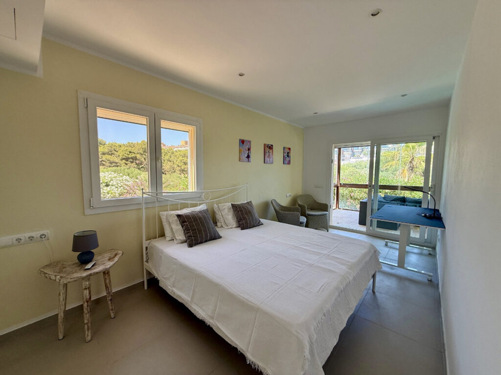 Master-Suite mit Meerblick in einer Luxusvilla auf Mallorca