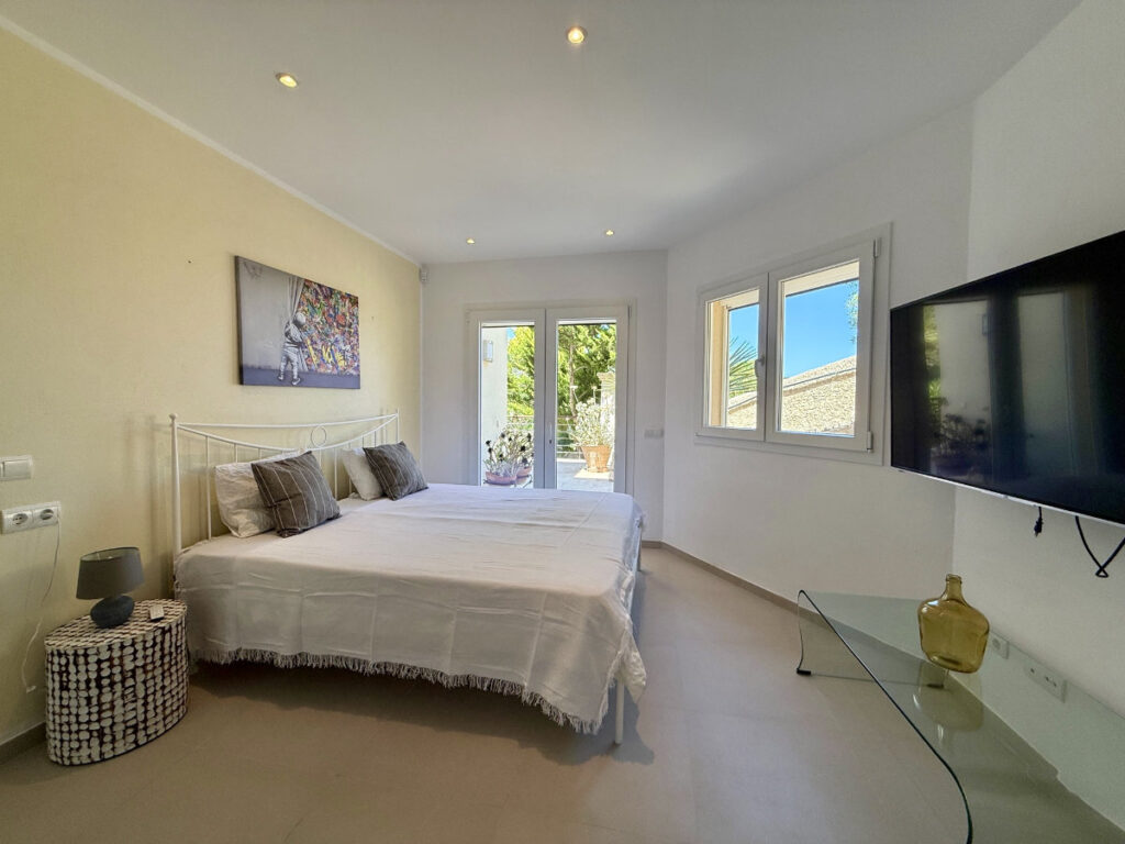 Hochwertige Master-Suite einer Villa in erster Meereslinie