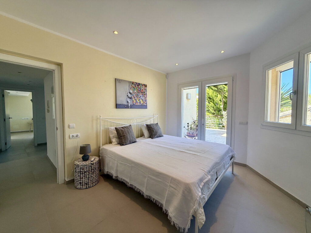 Master-Suite mit Meerblick in einer Luxusvilla auf Mallorca