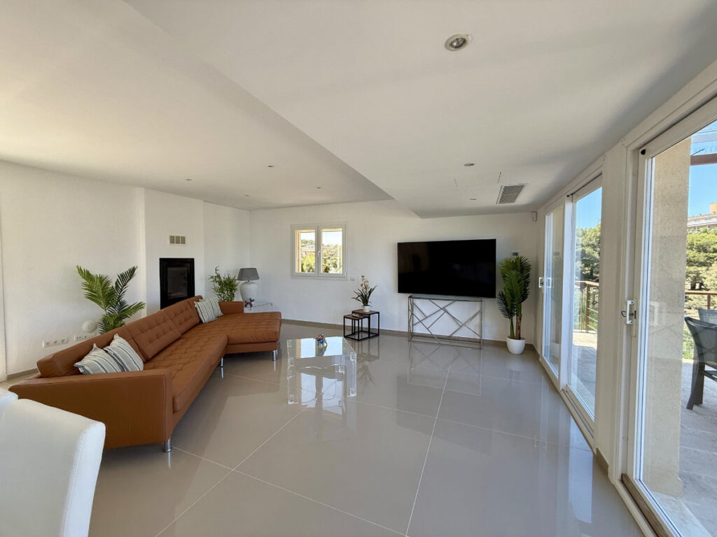 Blick ins offene Wohnzimmer einer Luxusimmobilie auf Mallorca
