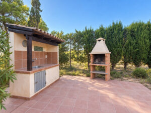 Eine Außenküche mit Grill steht am Gästeapartment bereit und kann genutzt werden - Finca kaufen Mallorca