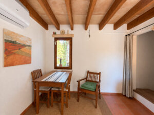 Kleine Essecke in der mediterranen Küche im Gästeapartment der Turmfinca in Sant Llorenc - Finca kaufen Mallorca