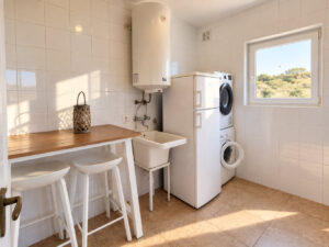 Waschküche mit zusätzlichem Stauraum, Kühlschrank, Waschmaschine und Trockner - Wohnung zum kaufen oder mieten in Cala Mandia