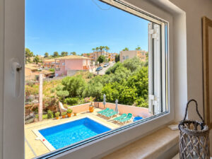 Ausblick aus dem Schlafzimmer auf den Pool der Gemeinschaftsanlage in Cala Mandia Mallorca