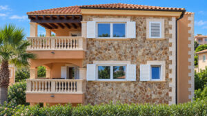 Außenansicht der Wohnung in Cala Mandia die zum Verkauf oder zur Langzeitmiete steht