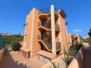 Treppenhaus und Rückansicht des Hauses in Cala Mandia zum kaufen