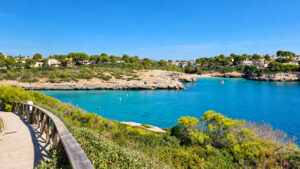 Blick auf die Bucht von Cala Mandia mit türkisblauem Wasser und Stränden