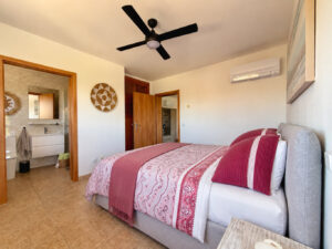 Großzügiges Doppelschlafzimmer mit Bad en Suite, Klimaanlage und Deckenventilator in Cala Mandia