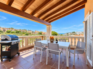 Panorama Terrasse mit BBQ Gasgrill und Weitblick bis Cala Mandia