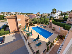 Blick auf die Gemeinschaftsterrasse mit Pool der Wohnanlage in Cala Mandia Mallorca