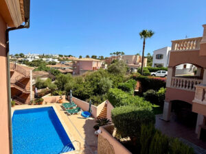Blick in die Gemeinschaftsanlage mit Aussicht auf den Pool in Cala Mandia