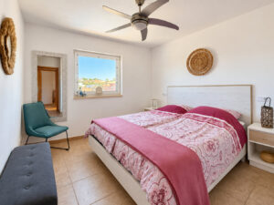 Zusätzliches Schlafzimmer für Gäste mit Deckenventilator und Klimaanlage