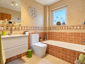 Badezimmer mit Badewanne in der Wohnung in Cala Mandia