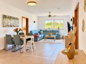 Wohn- und Esszimmer mit Blick ins Grüne aus dem Apartment in Cala Mandia