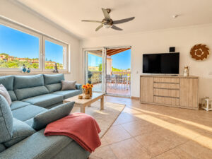 Wohnzimmer mit angeschlossener überdachter Terrasse und viel natürlichem Tageslicht in Porto Cristo Cala Mandia