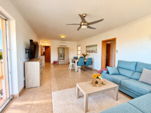 Wohnzimmer und Esszimmer in einem in dieser gepflegten Penthouse Wohnung zum Verkauf in Cala Mandia auf Mallorca